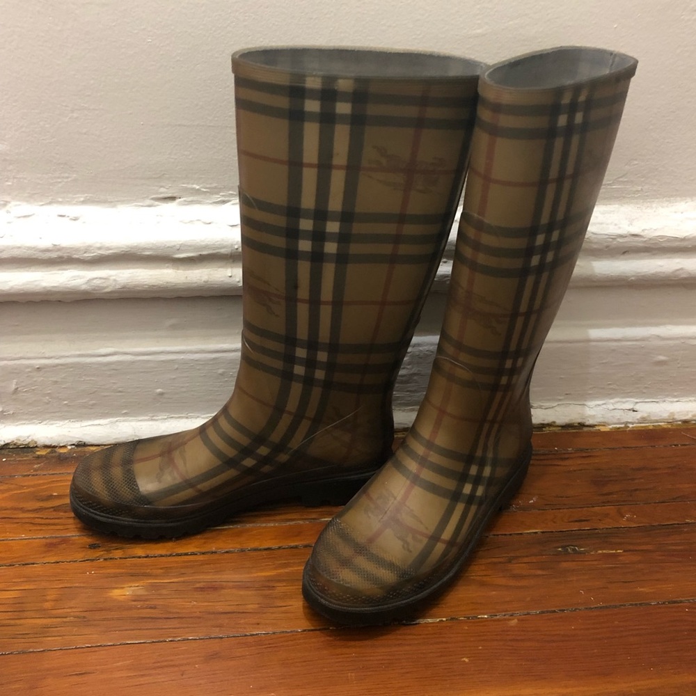Burberry Rainboots fits like size 9, but 10